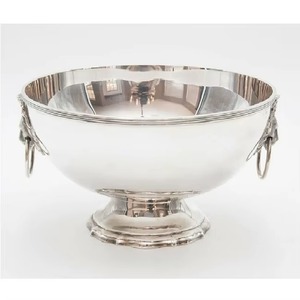 El frutero de aluminio, con su superficie lisa y fresca, se combina perfectamente con los cálidos colores de las manzanas y peras que contiene. - Product Image 2
