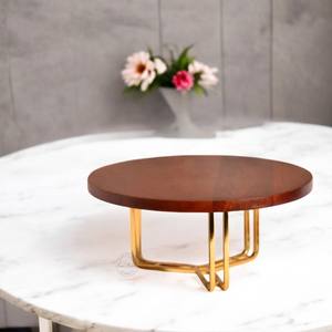 Support à gâteau en bois et métal de qualité luxe avec finition marron et or pour service de dessert de gâteau de fête de restaurant - Product Image 1