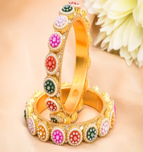 กำไลทองเหลืองรูปหอยเชลล์ที่สวยงามมีไข่มุกเล็กๆหลายแถวและหินหลากสีจำหน่ายในราคาขายส่ง - Product Image 4