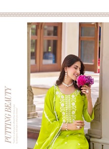 Costume élégant en coton de qualité supérieure avec Dupatta de qualité supérieure adapté aux occasions spéciales et aux cadeaux disponibles à la vente - Product Image 2