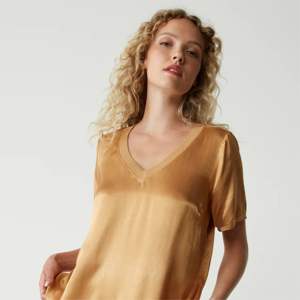 Chemisier élégant à manches courtes et col en V pour femme-Idéal pour les bureaux professionnels, disponible en noir et blanc classique - Product Image 2