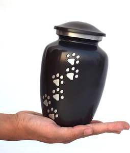 Urnes de crémation pour animaux de compagnie avec empreinte de patte pour chiens et chats Urne à mémoire en aluminium sculptée à la main | Un lieu de repos aimant - Product Image 4