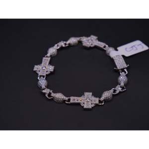 Bracelet élégant en or blanc avec croix sacrée pavée de diamants, serti de pierres rondes et baguettes, fermoir boîte, bijou de déclaration - Product Image 2