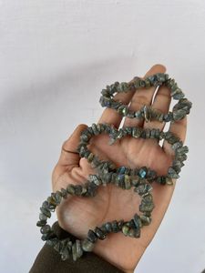 สร้อยข้อมือหินลาบราโดไรต์แกะสลักลายเงา รูปทรงไม่สม่ำเสมอ ประดับด้วยลูกปัดหินกึ่งมีค่า งานฝีมือสำหรับผู้หญิง วันดีไซน์เอิร์ธ - Product Image 2