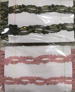 Dentelle de broderie en polyester de qualité supérieure avec motif de fleurs brillantes Texture douce idéale pour le sari et les robes traditionnelles - Product Image 1