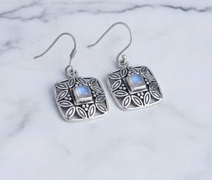 Boucles d'oreilles clous en pierre de lune arc-en-ciel, argent sterling, forme carrée, motif floral balinais, mandala, cadeau pour anniversaire et fête - Product Image 4