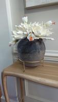 Supports de plantes modernes de luxe en laiton métallique avec revêtement en poudre pour la décoration intérieure et extérieure de la maison et du jardin en Inde par WB INC