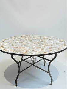 โต๊ะโมเสคทรงกลมทำมือจากแก้วและเหล็ก ดีไซน์เรขาคณิตสีงาช้างและสีทอง สำหรับใช้ภายใน/ภายนอกอาคาร - Product Image 3