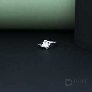 Anillo de moissanita exclusivo Diseño de puntero único Clásico S925 Plata de ley Elegante Idea de regalo de fiesta de boda de moda IGI - Product Image 2