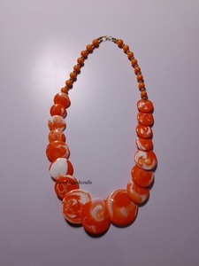 Glamour en resina: Collar elegante hecho a mano Sueños bohemios: Diseño de cuentas de resina artesanal - Product Image 2