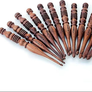 Crochet en bois artisanal unique, crochet en bois sculpté artisanal pour projets spéciaux à bas prix - Product Image 1