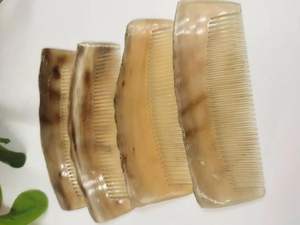 Peigne à cheveux carré en corne naturelle, fait main, écologique, ajouré et sculpté, antistatique, lissant et démêlant - Product Image 2