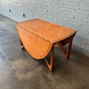 Gandish โต๊ะรับประทานอาหารแบบพับราคาถูกในช่วงกลางศตวรรษที่ทำจากไม้สักเนื้อแข็งพร้อมผิววอลนัทสำหรับใช้รับประทานอาหารในร่มและกลางแจ้ง - Product Image 3