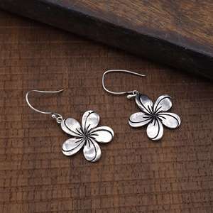Exclusivos Pendientes Boho con Flores, Pendientes Tribales de Latón para Mujer, Pendientes Colgantes de Plumeria Plateados para Venta al por Mayor OEM ODM - Product Image 6