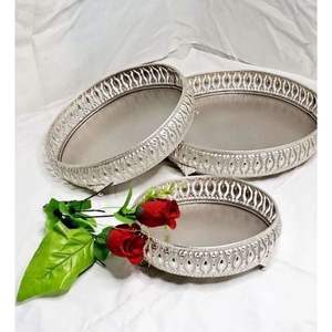 Panier-cadeau traditionnel en métal doré avec motif végétal - Product Image 1