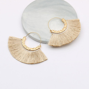 ต่างหูแบบห่วงประดับพู่ทรงกลมของผู้หญิงสไตล์โบฮีเมียนเซอร์โคเนียชุบทองแบบคลาสสิก - Product Image 1