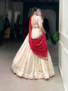 Lehenga ผ้าไหม vichitra ที่มีเลื่อมประณีตและด้ายเย็บปักถักร้อย choli ชุดแต่งงานอินเทรนด์ที่มีสัมผัสแบบดั้งเดิม - Product Image 4