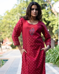 Ensemble coordonné Ruhani Ruby en pur coton imprimé à la main avec motif doré au meilleur prix - Product Image 5