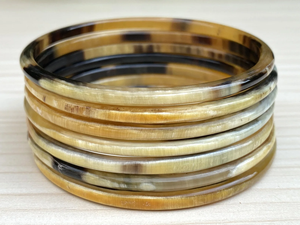 Bracelet en corne de buffle biologique de haute qualité |   Bijoux de mariage modernes polis faits à la main |   Accessoire de mode durable - Product Image 2