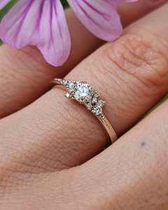 แหวนหมั้นเพชรโมอิสทรงกลมตัดขนาด6มม. | หินสามก้อนพร้อมแหวนเงินสีทองประดับงานแต่งงานของเจ้าสาว - Product Image 2