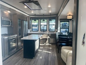 Mobil-home d'occasion 2022 F-o-r-e-s-t Riv-er Cedar Creek Cottage 40CFK2 prêt à la vente - Product Image 3