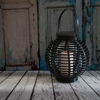 Lanterne panier à énergie solaire avec bougie LED décoration de jardin de patio extérieur éclairage lanterne en osier noir décorative pour la maison
