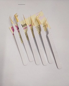 Pinzas de extensión de pestañas blancas y doradas Pinzas de pestañas de volumen de agarre de diamante Logotipo personalizado Juego de pinzas de pestañas postizas aceptadas - Product Image 1