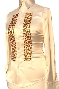 Chemise boutonnée en satin crémeux avec boutons de style cristal - Product Image 5