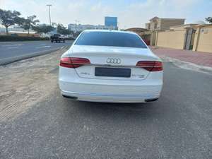 Audi A8 50 TFSI 4.5L V6 d'occasion 2023, automatique, transmission intégrale, sièges en cuir, intérieur foncé, compatible essence, toit ouvrant panoramique, caméra 360° arrière - Product Image 4