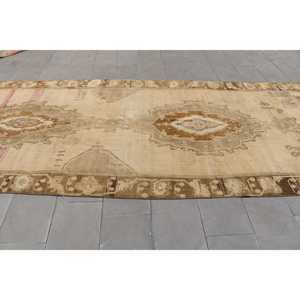Alfombra Turca Vintage de 5.2x13.5 pies, Alfombra de Lana Marrón con Diseño Floral - Product Image 3