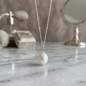 Collar con Colgante de Perla de Agua Dulce, Cadena Blanca Estilo Satélite, Diseño Minimalista en Plata de Ley 925, Ideal para Fiestas de Compromiso en Junio - Product Image 4