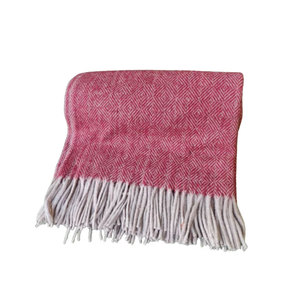 Couverture en laine tartan à motif de diamant rouge de baies personnalisée à chevrons Couverture pour bébé polaire Prix tissé à la main par un vendeur indien - Product Image 1