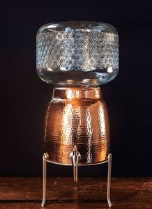 Distributeur d'eau en cuivre antique fabriqué à la main pour l'affichage élégant de la cuisine et l'hydratation quotidienne avec des propriétés améliorant la santé - Product Image 2