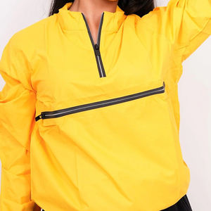 เสื้อแจ็คเก็ตวินด์เบรกเกอร์ไนลอนน้ำหนักเบาสีเหลืองสดใส แบบสวมหัว มีซิปครึ่งตัวด้านหน้า และกระเป๋าซิปแนวนอนที่หน้าอก สไตล์ลำลอง - Product Image 2