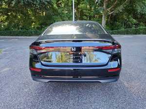 Véhicule d'occasion 2023 EX FWD Sièges en tissu foncé Régulateur de vitesse adaptatif (ACC) Ventes Flash En excellent état Prêt à rouler - Product Image 4