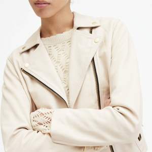 Veste en cuir de style pour femmes de haute qualité à la mode sur mesure en différentes couleurs disponibles à bon prix - Product Image 4