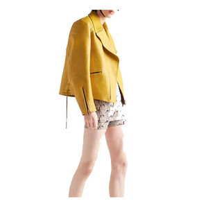 Veste en cuir véritable pour femme conçue pour l'adaptabilité avec des coutures solides et un look élégant à travers les variations de mode - Product Image 2