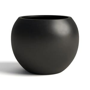 Maceta moderna de metal negro diseñada para complementar casas elegantes con un aspecto de jardín minimalista pero elegante - Product Image 3