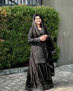 Salwar Kameez de Fiesta con Piel Sintética, Lentejuelas y Bordado Zari, Materiales Reciclados - Product Image 4