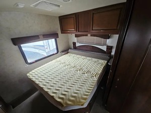 Autocaravana F-L-E-E-T-W-O-O-D RV S-T-O-R-M 32BH 2015 Usada, Lista para la Venta - Product Image 2