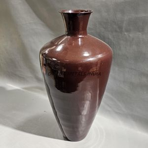 Vase marron brillant magnifiquement conçu Design conique d'inspiration vintage Parfait pour les expositions florales et les centres de table décoratifs - Product Image 1