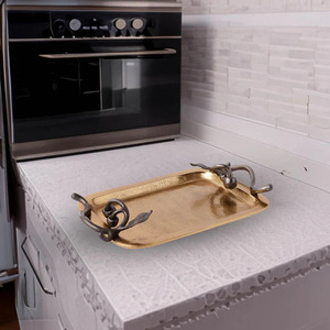 Bandeja de metal elegante para alojamiento elegante Bandeja de metal sofisticada con acabado pulido - Product Image 1