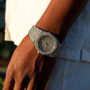 Reloj de Hombre de Lujo con Incrustaciones de Diamantes Moissanite VVS de 24 Quilates Cultivados en Laboratorio, Acabado Plateado, 44MM, Personalizable - Product Image 1