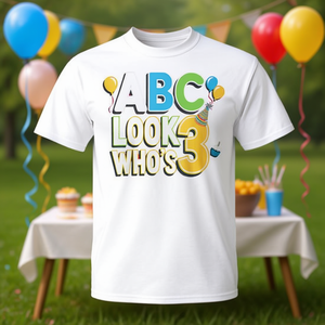Maglietta di compleanno con alfabeto per bambini di 3 anni, design 'ABC Look Who's Here' per regali e feste personalizzati - Product Image 1