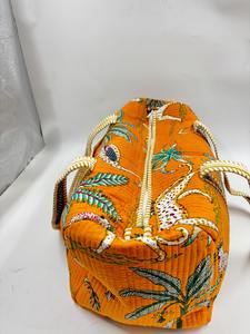 กระเป๋าผ้านวมซาฟารี Kantha หรูหราทำจากผ้าฝ้าย100% (ซิป) จุของได้มากทนทานใส่เล่นกีฬาได้เยอะ - Product Image 4