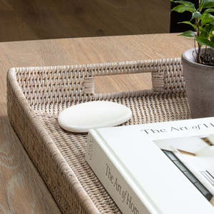 Bandeja otomana de ratán Marbury, elegante mesa de centro con cómodo cojín para sala de estar o espacio al aire libre - Product Image 1