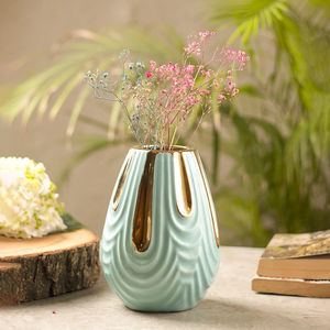 Jarrón pequeño acanalado color crema con rosas de arcilla hechas a mano, decoración femenina de cerámica para mesa, hermoso jarrón. - Product Image 4