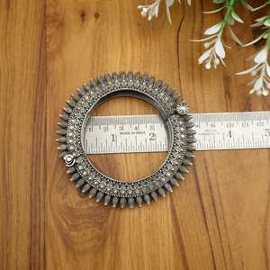 Brazalete de plata redondeada oxidada tradicional, brazalete de tornillo que se puede abrir, pulsera elegante vintage hecha a mano Kada - Product Image 2