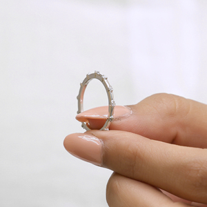 Anillo de boda de moissanita de burbuja flotante redonda minimalista de 1,60 MM, anillo de eternidad completo apilable para mujeres con certificado GRA - Product Image 5