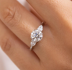 แหวนไตรภาคเพชรโมอิสทรงกลม2.25 CT พร้อมหินด้านข้างรูปลูกแพร์อาร์ตเดคโคสามชิ้นสำหรับงานแต่งงานหรือแหวนหมั้น - Product Image 5